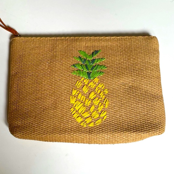 Old Navy Handbags - WOVEN TAN PINEAPPLE WRISTLET CLUTCH